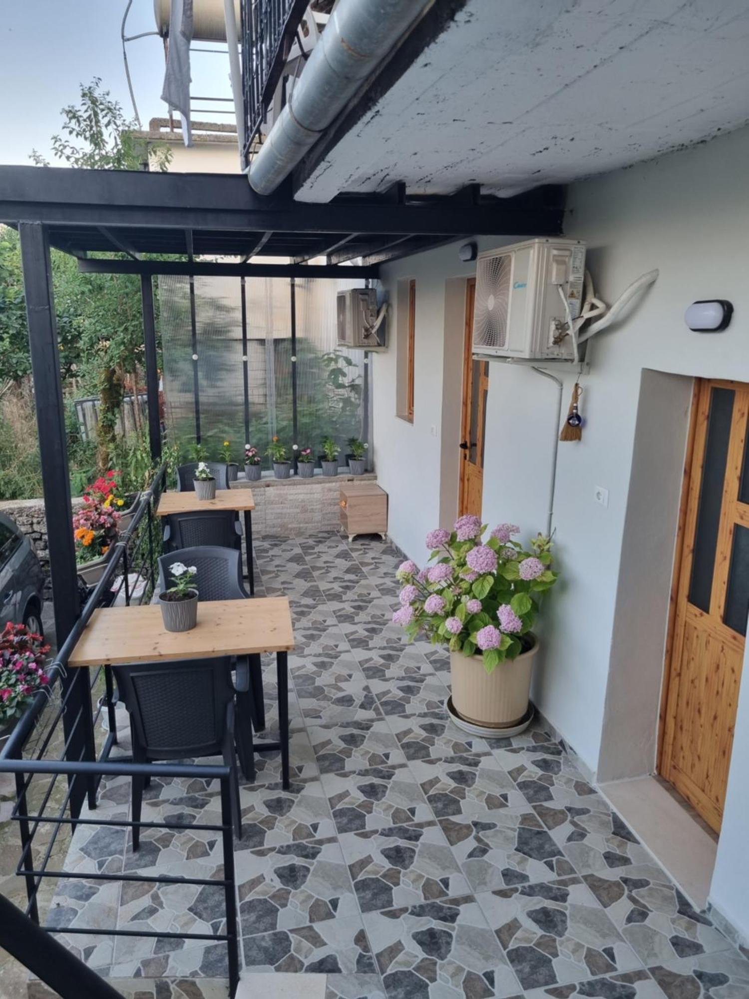 Tony's Terrace Bed & Breakfast Gjirokastër